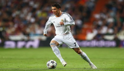 开云APP-伊朗队雪地滑跪庆祝进球，冻掉了膝盖套，伊朗滑雪胜地