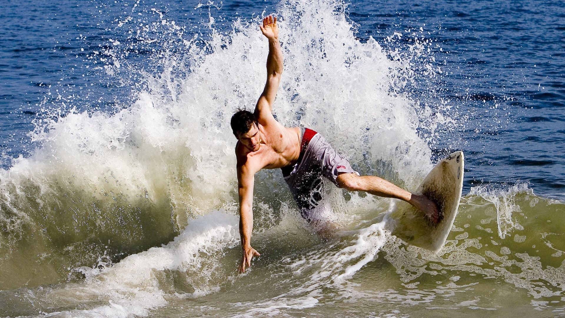 _良辰美景：高尔夫球场上的夏日盛会_，高尔夫球场风景