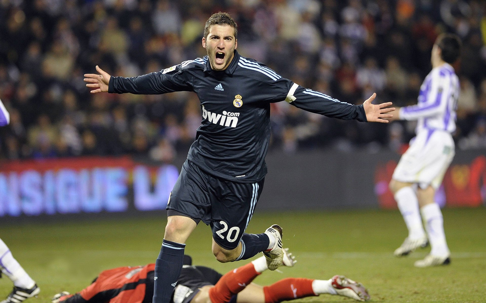 意甲：那不勒斯3-0完胜博洛尼亚，奥斯梅恩表现出色，那不勒斯对阵博洛尼亚